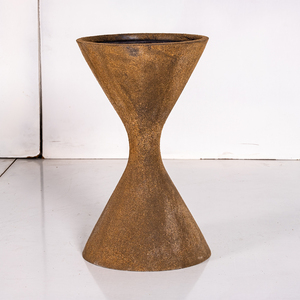 Pot en béton artisanal aux contours uniques, parfait pour le style de jardin contemporain, fabricant de qualité supérieure - Product Image 1