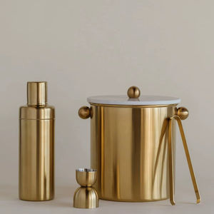 Cubo de hielo de latón Premium diseñado para un elegante bar casero con aspecto dorado moderno y construcción de metal duradera - Product Image 1