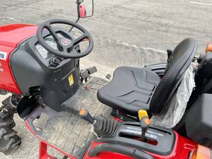 Tractor Usado Massey Ferguson 6028 4WD para Huertos - Product Image 4