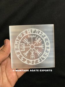 Hermosa diosa triple de forma redonda de ágata de selenita de 75-80mm grabada con técnica de tallado placa de carga de estilo Feng Shui - Product Image 4