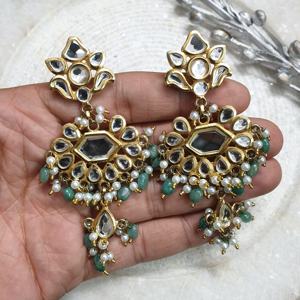 ต่างหูมุก Kundan ทำด้วยมือลูกปัดสีเขียวและชุบทองเครื่องประดับอินเดียแบบดั้งเดิมสำหรับงานแต่งงานและงานรื่นเริง - Product Image 1