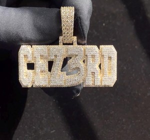 Colgante personalizado con letra y nombre, plata de ley 925 con baño de rodio, diamante moissanita VVS, para uso unisex. - Product Image 1