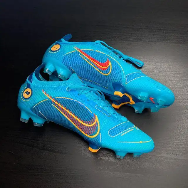 Vente en gros de chaussures de football d'occasion de qualité supérieure de Turquie à vendre à bas prix Achetez des chaussures de football d'occasion en stock