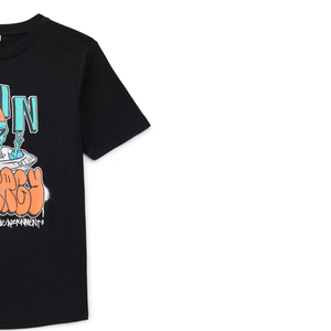 Camiseta de algodón de manga corta con cuello redondo y ajuste holgado para hombre, estilo urbano, con estampado gráfico de personaje alienígena energético y logo frontal con efecto tie-dye. - Product Image 2