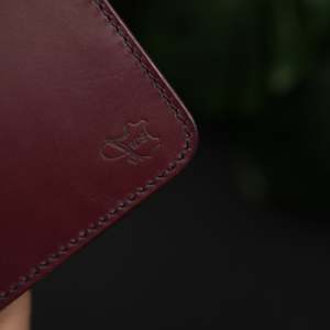 กระเป๋าสตางค์หนังพับสองตอน รุ่นคลาสสิค หมายเลข 77 พร้อมระบบป้องกัน RFID ผลิตด้วยมือในประเทศปากีสถาน (สีแดงเบอร์กันดีและสีน้ำเงิน) - Product Image 1