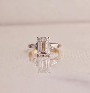 Bague de fiançailles élégante en Moissanite 2.72 TCW taille émeraude Bague de mariée à trois pierres à la mode Accents de baguette coniques certifiés GRA - Product Image 1