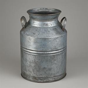 Lata de leche galvanizada antigua clásica hecha a mano con forma decorativa perfecta para hogares, cocinas, jardín, cafetería y estilo al aire libre - Product Image 3