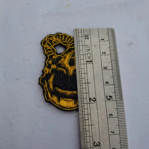 Broches brodées à la main en fil de soie doré et argenté - Broche de coléoptère ailé en fil de soie - Broderie 3D d'insectes de luxe - Product Image 1