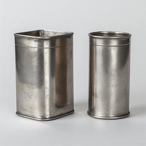 Porte-brosse à dents en métal fabriqué à la main avec finition en nickel brossé conçu pour les intérieurs de salle de bain élégants et l'utilité quotidienne. - Product Image 1