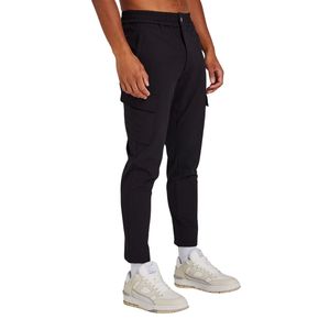 Pantalones Cargo de tecnología negra ajustados para hombre con diseño aerodinámico, cintura elástica y tela ligera de rendimiento elástico - Product Image 3