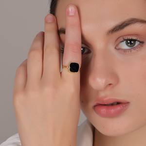 Bague en forme de coussin en onyx noir à la mode fabriquée à la main | Bijoux en laiton plaqué or 18 carats | Fournisseur quotidien de fête de mariage d'Inde - Product Image 6