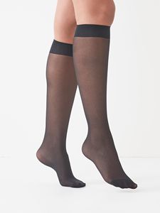 Les bas mi-hautes pour femmes sont des bas qui couvrent les pieds et les jambes jusqu'au genou, parfois portés avec une tenue semi-formelle moderne. - Product Image 5