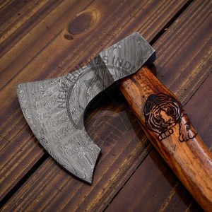 ขวานโทมาฮอว์กเหล็กดามัสกัสแบบพรีเมียมสั่งทำพิเศษ ระดับ DIY พร้อมด้ามไม้โรสวูดและปลอก  ขวานดามัสกัสตีขึ้นรูปคุณภาพพรีเมียม - Product Image 4