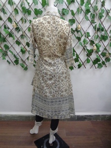 Venta al por mayor diseñador túnica India Kurti Digital impreso con colores vibrantes y aspecto elegante MEJORES PRECIOS DE LA India - Product Image 4