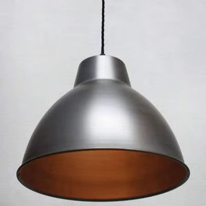 Lámpara Colgante de Metal Sofisticada para Interiores Elegantes con Pantalla Estilizada, Construcción Duradera y Agradable Brillo de Luz - Product Image 1