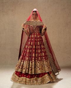 งานปักหนักบนเจ้าสาว MAROON ANARKALI ด้วยชุดเลื่อมปักด้วยลูกปัดแก้วคริสตัล,หิน,งาน DABKA @2024 - Product Image 1