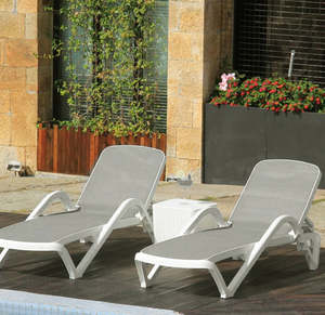 Tumbona de Jardín de Plástico Blanca - Silla Reclinable Ajustable para Patio Exterior - Product Image 2