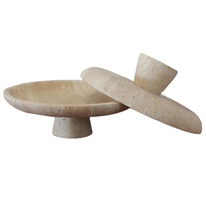 Support à gâteau moderne en pierre de travertin avec une large surface de présentation ronde pour un style de table élégant et un design naturel durable - Product Image 1