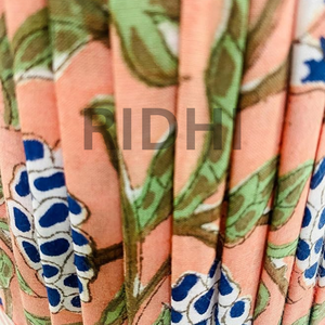 Housse de lampe légère et écologique en coton imprimé à la main, motif floral, rose saumon foncé, de luxe indien, par Ridhi - Product Image 3