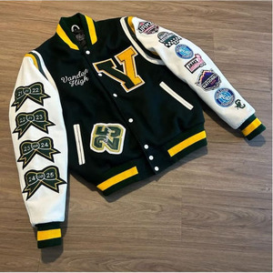 Chaquetas Varsity Letterman al por Mayor con Parches, Chaquetas Varsity de Lana Verde a Precio Económico con Mangas de Cuero Vacuno Amarillo Genuino - Product Image 3