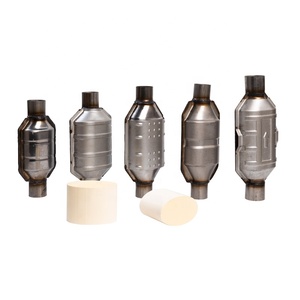 Produksi pabrik <span class=keywords><strong>2</strong></span>/<span class=keywords><strong>2</strong></span>, 5-Inch Inlet/Outlet Universal Catalytic Converter dengan pelindung panas - Product Image 1