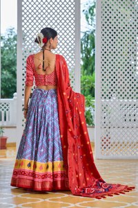Exquisito Lehenga nupcial con trabajo de lentejuelas bordadas hechas a mano y adornos Zari disponibles para venta al por mayor - Product Image 6
