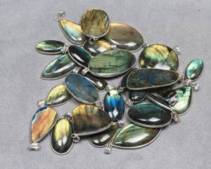 Labradorite de feu faite à la main multi taille pierres précieuses en laiton massif bijoux de mode pendentif cadeaux pendentifs Labradorite en gros - Product Image 4