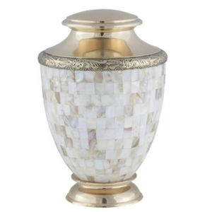 Urne de stockage de cendres en laiton de style antique avec gravure personnalisable, motif floral et couvercle sécurisé - Product Image 4