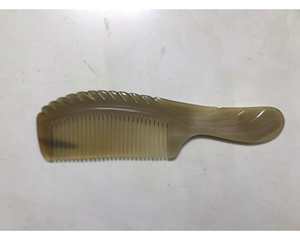 Peigne en corne du Vietnam pour tous les types de cheveux Produit traditionnel fait à la main Peigne en corne polie pour des soins capillaires lisses - Product Image 4