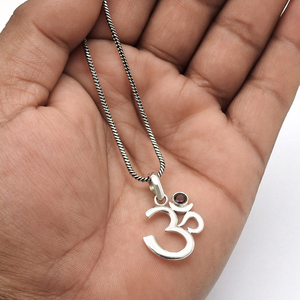 Nouvelle Arrivée Conception 925 En Argent Sterling Rouge Grenat Lunette Ensemble Religieux Om Hindou Pendentif Bijoux Faits À La Main Pour Une Occasion Spéciale - Product Image 3