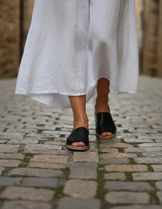 Sandalias planas de cuero genuino negro con punta abierta, calzado informal de verano para mujer. - Product Image 3