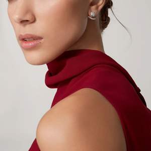 Boucles d'oreilles clous mignonnes en moissanite taille ronde pour femmes - Product Image 1