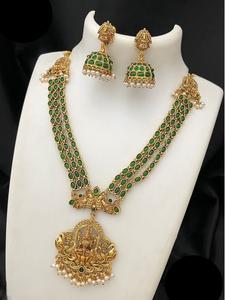 Conjunto de joyería Temple de calidad superior con gargantilla de múltiples capas Lakshmi Kundan para joyería nupcial y de boda para mujer - Product Image 3