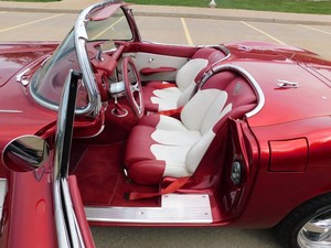 เบสท์บาย 1961 เชฟโรเลต คอร์เวทท์ เบาะหนัง สีแดงและสีขาว ภายในสีแดงและสีขาว เกียร์อัตโนมัติ - Product Image 3