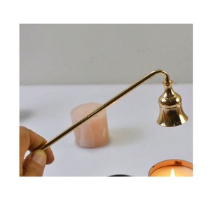 Apagavelas de metal diseñado para un control seguro de la llama, mientras añade un encanto decorativo suave en habitaciones iluminadas por velas cálidas. - Product Image 4