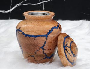 Urne de crémation en bois et résine bleue faite à la main tourner l'urne funéraire en bois fractale pour animaux de compagnie - Product Image 2