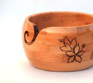 Cuenco de hilo de madera hecho a mano con elegante diseño de hoja grabada, perfecto para tejer y ganchillo, artesano único - Product Image 3