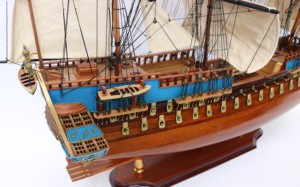 GIA NHIEN Modelo de barco alto de alta calidad Diseño personalizado Estilo náutico Metal pintado Bajo MOQ Aprobado por el fabricante ST. Modelo PAVEL - Product Image 3