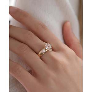 Bague de fiançailles pour femme AURALUXURIA en diamant de laboratoire, trois pierres, 2,20 carats au total, diamants latéraux en forme de losange et de poire, certifiée IGI, or - Product Image 3