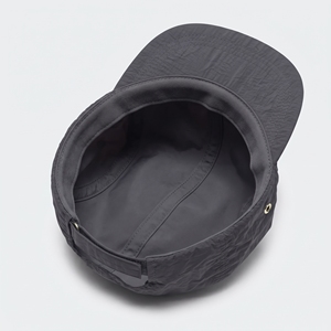 Casquette de baseball non structurée en nylon froissé à 5 panneaux, avec logo brodé, ajustée, unisexe, pour adulte, décontractée, en tissu satiné gris foncé - Product Image 5