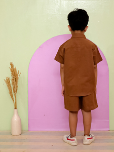 Conjunto de ropa informal para niños-Camiseta con botones y pantalones cortos marrones para niños Estilo sólido para el verano - Product Image 5