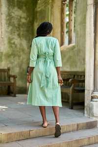 Robe enveloppe verte Dharani, tissage à la main, bohème, pur coton, décontractée, occasionnelle, taille ajustable, mode éthique - Product Image 3