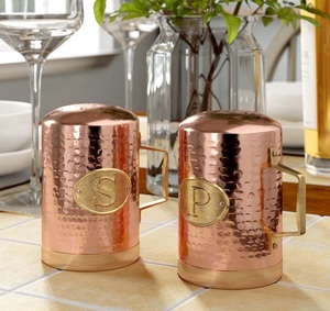 Juego de sal y pimienta de latón de toque real vintage adecuado para comedor de cocina de tema antiguo y uso de colección de patrimonio - Product Image 3