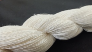 Fils de lin blanchis sur mesure au nombre de 10/1 NM idéaux pour les filateurs textiles et les tisserands adaptés au tissage de tissus - Product Image 5