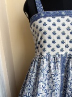 Vestido Vintage de Algodón 100% Tejido con Estampado Floral Blanco y Azul, Cuello Cuadrado, Decoración con Borlas, Tirantes Ajustables Bordados