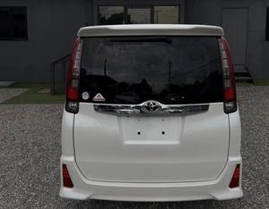 Usado para Noah 2018 2.0L Automático Gasolina Hatchback con Asientos de Cuero, Neumáticos R17, Interior Oscuro - Product Image 3