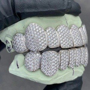 Grilles dentaires de luxe en argent, style hip-hop, entièrement serties de diamants simulés VVS1, pour hommes et femmes, personnalisables, pour dents supérieures et inférieures - Product Image 2