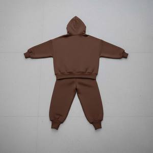 Ensemble de survêtement pour femme marron moka, silhouette structurée, pantalon de jogging ajusté, chevilles serrées, sweat à capuche surdimensionné arrondi, short à deux genoux - Product Image 5