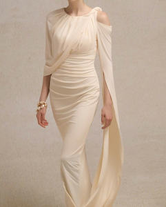 ชุดเดรสสีขาวทรงสวยสง่างาม ดีไซน์ไหล่เฉียง แขนพลิ้วไหวอย่างมีระดับ ผลิตในเวียดนาม - Product Image 1