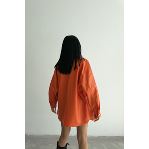 Blusa/Camisa de Mujer Talla Grande Estilo Boyfriend de Cuero con Botones Naranjas - Product Image 1